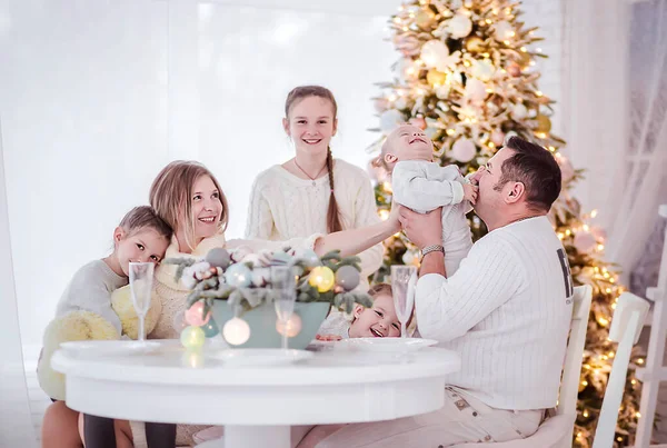 Grande família amigável senta-se juntos na mesa de Ano Novo e se divertir — Fotografia de Stock