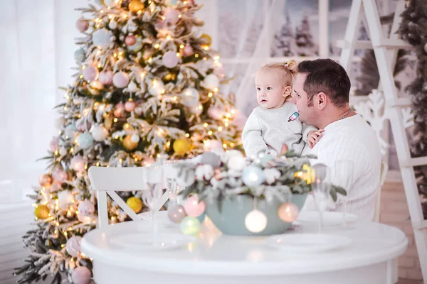 Pai e filha juntos na mesa festiva perto da árvore de Ano Novo — Fotografia de Stock