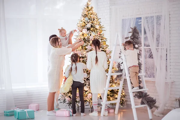 Grande bela família decora uma árvore de Natal — Fotografia de Stock