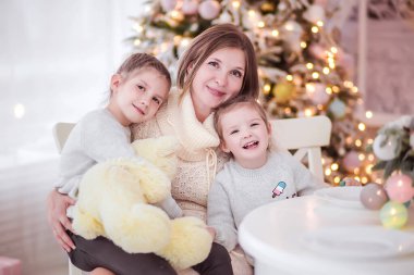 Kızları olan anne yeni yıl şenlik masasında oturuyor..