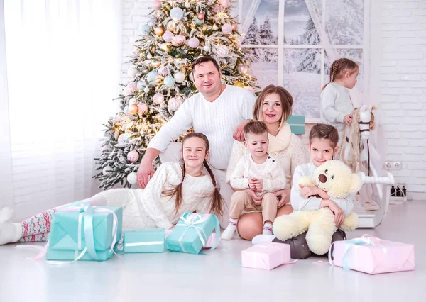 Duża rodzina we wnętrzu noworocznym bawi się i pozuje do kamery — Zdjęcie stockowe