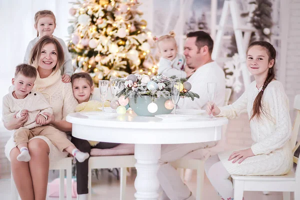 Grande família amigável senta-se juntos na mesa de Ano Novo e olha para a câmera — Fotografia de Stock