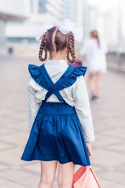 Una Ragazza Uniforme Scolastica Con Uno Zaino Sulla Schiena Alza — Foto Stock