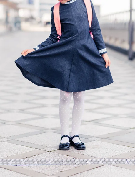 Une Fille Robe Bleue Sac Dos Rose Sur Dos Photo — Photo