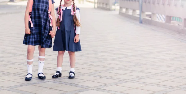 Deux Copines Écolières Uniforme Scolaire Avec Des Sacs Dos Derrière — Photo