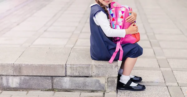 Dziewczyna Niebieskiej Sukience Szkolnej Białe Skarpetki Buty Siedzi Schodach Różowym — Zdjęcie stockowe