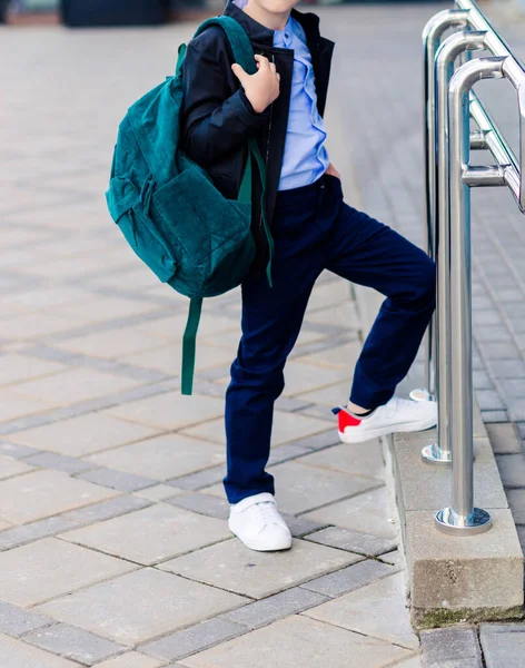 Ragazzo Abito Elegante Con Uno Zaino Sulla Schiena Posa Presso — Foto Stock