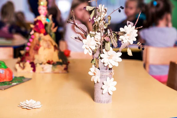 Çocuklar Kağıt Çiçekler Doğal Kurumuş Bitkilerle Vazo Yapıyorlar Yatay Fotoğraf — Stok fotoğraf