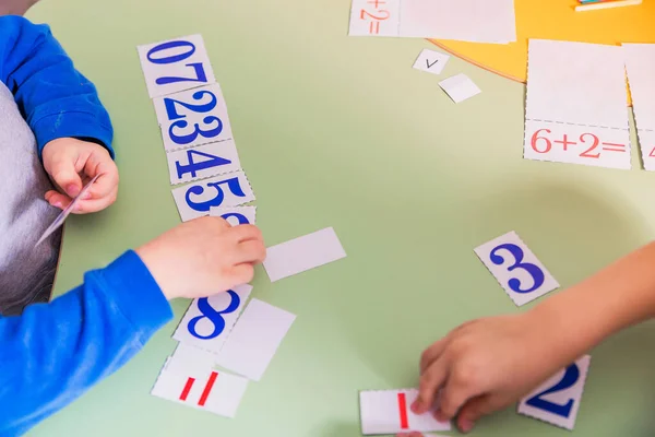 Niño Aprende Contar Añadiendo Números Fotografía Horizontal — Foto de Stock