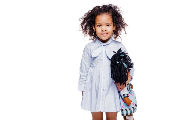 Retrato Una Linda Niña Afroamericana Abrazando Muñeca Aislada Sobre Fondo —  Fotos de Stock