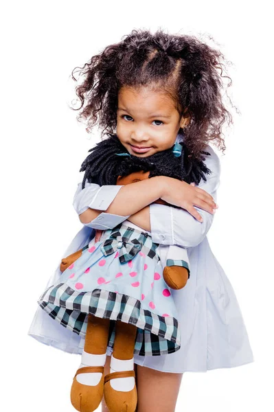 白い背景に隔離されたかわいいアフリカ系アメリカ人の少女の人形の肖像画 垂直写真 — ストック写真
