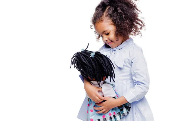 Retrato Una Linda Niña Afroamericana Abrazando Muñeca Aislada Sobre Fondo — Foto de Stock