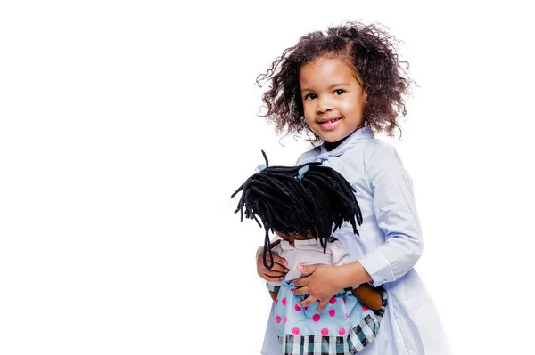 Retrato Una Linda Niña Afroamericana Abrazando Muñeca Aislada Sobre Fondo — Foto de Stock