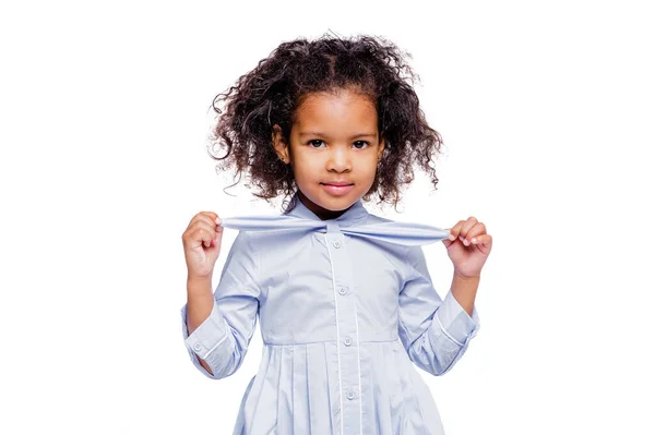 Retrato Una Niña Afroamericana Bonita Con Vestido Azul Con Lazo — Foto de Stock