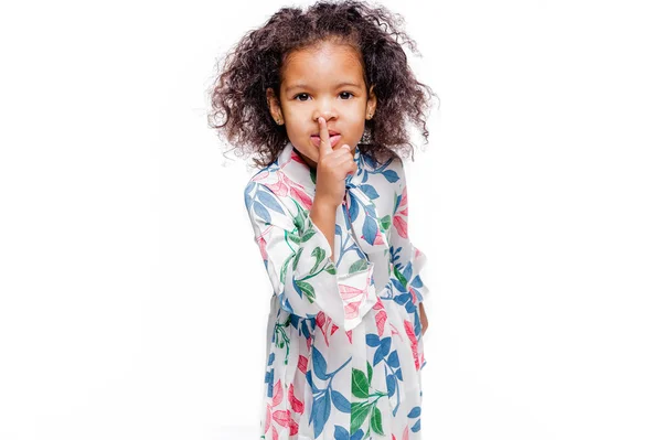 Alegre Niña Africana Con Vestido Floral Blanco Pie Aislado Sobre —  Fotos de Stock