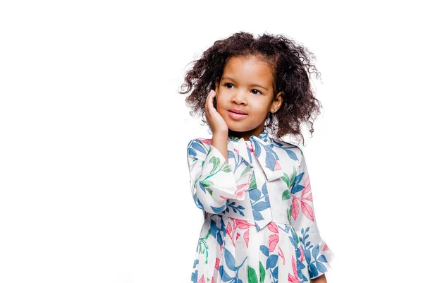 Pequeña Chica Afroamericana Bastante Moda Vestido Estampado Floral Blanco Mirando — Foto de Stock