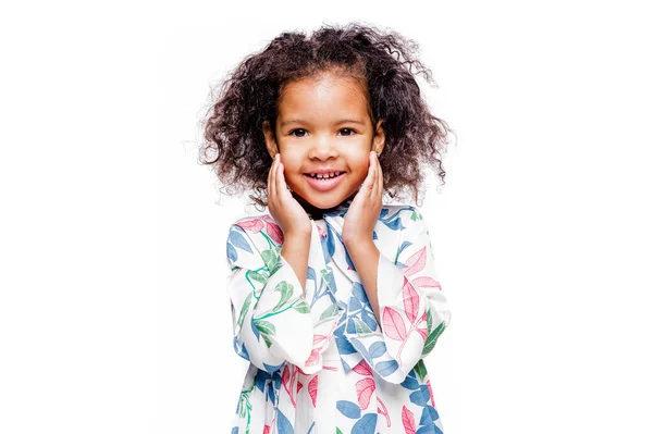 白い背景に驚くような表情で青いドレスを着た小さなかなりファッショナブルなアフリカ系アメリカ人の女の子 横写真 — ストック写真