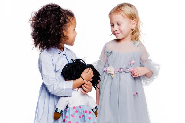 Piccole Ragazze Alla Moda Sono Amici Due Nazionalità Diverse Ragazza — Foto Stock