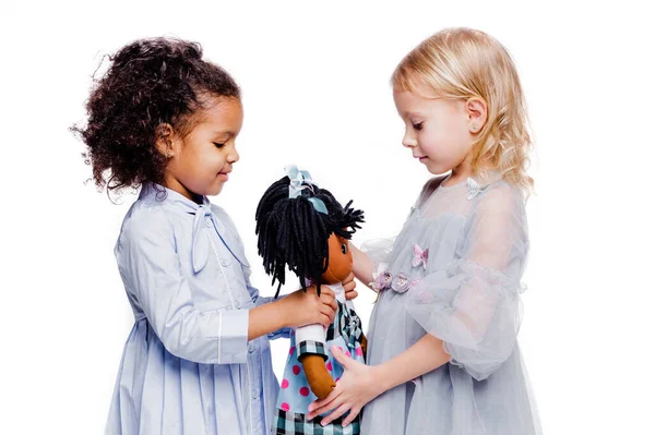 Μικρά Μοντέρνα Κορίτσια Είναι Φίλοι Δύο Διαφορετικών Εθνικοτήτων Μια Αφρο — Φωτογραφία Αρχείου