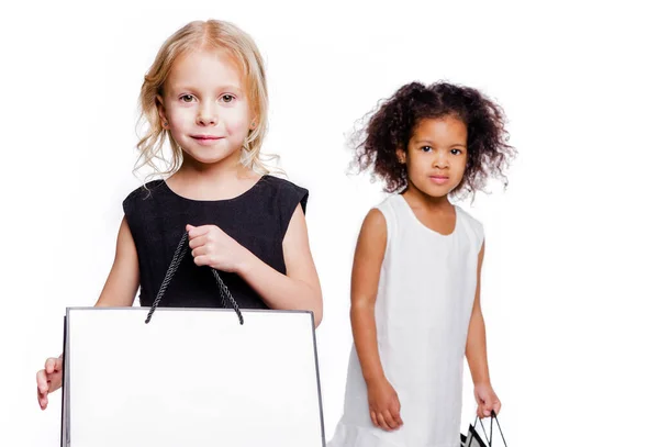 Chicas poco de moda novias de dos nacionalidades diferentes posando sobre un fondo blanco con bolsas de compras. —  Fotos de Stock