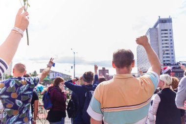 Minsk, Belarus - 15 Ağustos 2020. Minsk 'te protesto eylemleri. Vatandaşlık hakları için mücadele eden bir adam elini kaldırdı. Yatay fotoğraf