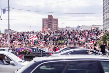 Minsk, Belarus - 15 Ağustos 2020. Adil seçimler için Minsk 'te mitingler. İnsanlar vatandaşlık hakları için savaşmak için sokaklara döküldü. Yatay fotoğraf