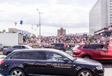 Minsk, Belarus - 15 Ağustos 2020. Adil seçimler için Minsk 'te mitingler. İnsanlar vatandaşlık hakları için savaşmak için sokaklara döküldü. Yatay fotoğraf