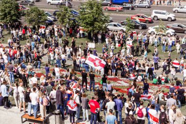 Minsk, Belarus - 15 Ağustos 2020. Adil seçimler için Minsk 'te mitingler. İnsanlar vatandaşlık hakları için savaşmak için sokaklara döküldü. Üst Manzara. Yatay fotoğraf