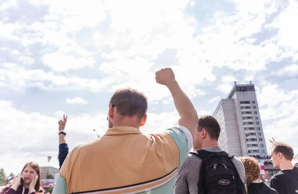 Мінськ Білорусь Серпня 2020 Протести Мінську Чоловік Підняв Руку Знак — стокове фото