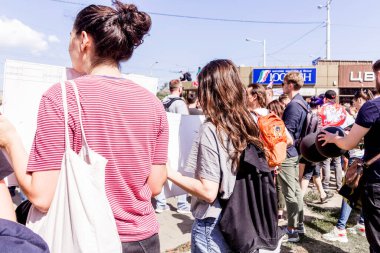 Minsk, Belarus - 15 Ağustos 2020. Minsk 'te protesto eylemleri. Kızlar sırtları kameraya dönük bir posterle dikiliyorlar. Yatay fotoğraf