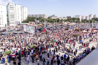 Minsk, Belarus - 15 Ağustos 2020. Adil seçimler için Minsk 'te mitingler. İnsanlar vatandaşlık hakları için savaşmak için sokaklara döküldü. Üst Manzara. Yatay fotoğraf