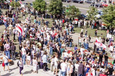 Minsk, Belarus - 15 Ağustos 2020. Adil seçimler için Minsk 'te mitingler. İnsanlar vatandaşlık hakları için savaşmak için sokaklara döküldü. Üst Manzara. Yatay fotoğraf