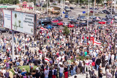 Minsk, Belarus - 15 Ağustos 2020. Adil seçimler için Minsk 'te mitingler. İnsanlar vatandaşlık hakları için savaşmak için sokaklara döküldü. Üst Manzara. Yatay fotoğraf