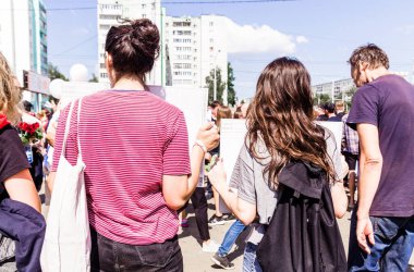 Minsk, Belarus - 15 Ağustos 2020. Minsk 'te protesto eylemleri. Kızlar sırtları kameraya dönük bir posterle dikiliyorlar. Yatay fotoğraf