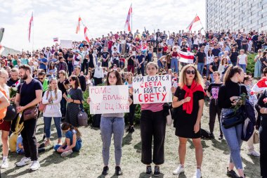 Minsk, Belarus - 15 Ağustos 2020. Minsk 'te protesto eylemleri. Eyleme katılanlar - 2 kız posterlerle ayakta duruyor. Yatay fotoğraf