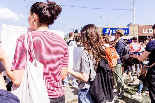 Minsk, Belarus - 15 Ağustos 2020. Minsk 'te protesto eylemleri. Kızlar sırtları kameraya dönük bir posterle dikiliyorlar. Yatay fotoğraf
