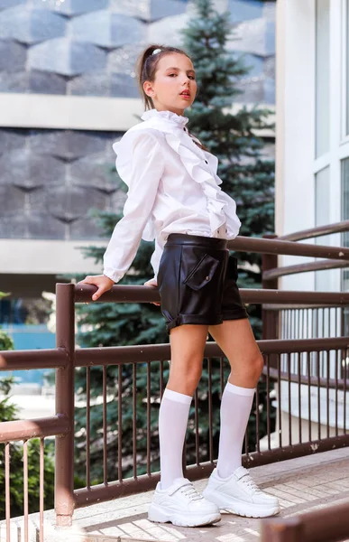 Écolière Uniforme Scolaire Mode Posant Sur Fond Vues Urbaines Photo — Photo