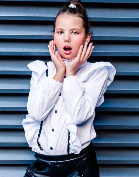 Une Belle Fille Avec Une Queue Sur Tête Chemisier Blanc — Photo