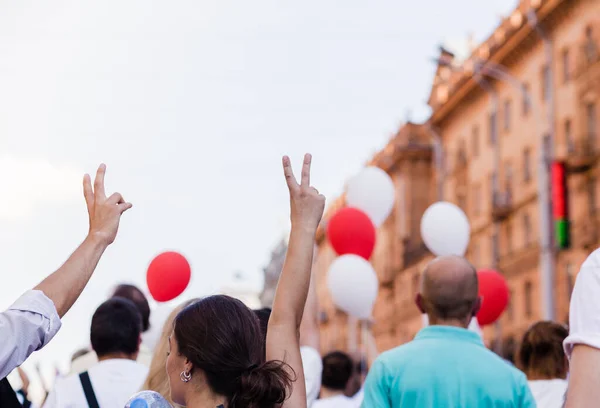 Мирна Демонстрація Місті Люди Несуть Кульки Руках Показують Знак Перемоги — стокове фото