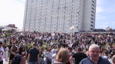 Minsk, Belarus - 15 Ağustos 2020. Minsk 'te barışçıl bir protesto. Halk sokaklarda toplandı ve haksız seçimleri ve cumhurbaşkanlığı iktidarının değişimini protesto etti. Video