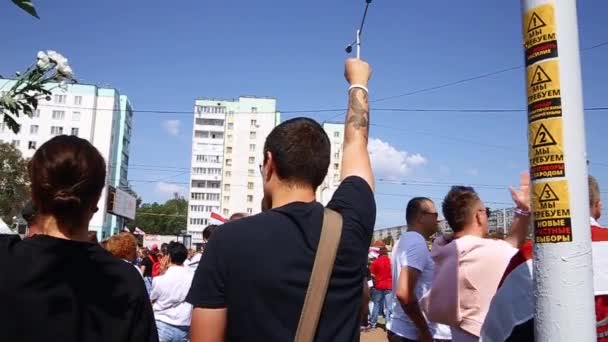 ベラルーシのミンスク 2020年8月15日 ミンスクでの平和的抗議 男は抗議して拳を上げる スローモーション — ストック動画