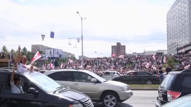 ベラルーシのミンスク 2020年8月15日 ミンスクでの平和的抗議 ラリーに参加し 手を振って車の中で人々 ビデオ — ストック動画