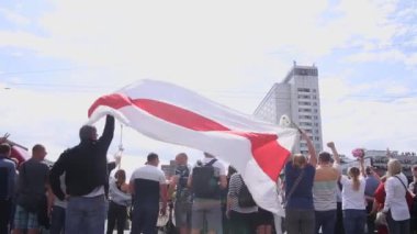 Minsk, Belarus - 15 Ağustos 2020. Minsk 'te barışçıl bir protesto. İnsanlar kameraya sırtlarını dönüp beyaz-kırmızı-beyaz bayrak sallıyor. Video