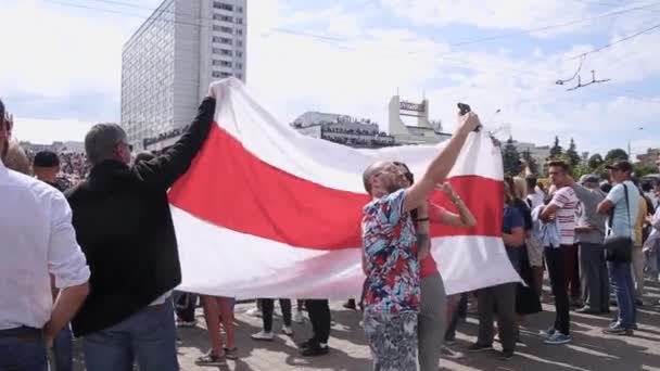 ベラルーシのミンスク 2020年8月15日 ミンスクでの平和的抗議 白色の旗を背景に男と女が自撮りをする ビデオ — ストック動画