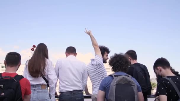 ベラルーシのミンスク 2020年8月15日 ミンスクでの平和的抗議 青い空を背景に自由の印を指で示す男が手を挙げる ビデオ — ストック動画