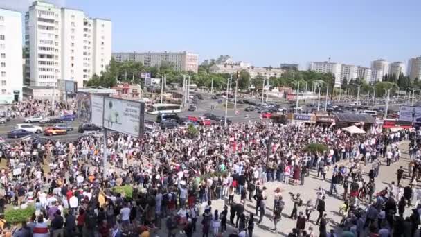 ベラルーシのミンスク 2020年8月15日 ミンスクでの平和的抗議 人々は通りに集まり 不公平な選挙と大統領権力の変化に抗議した 最上階だ ビデオ — ストック動画
