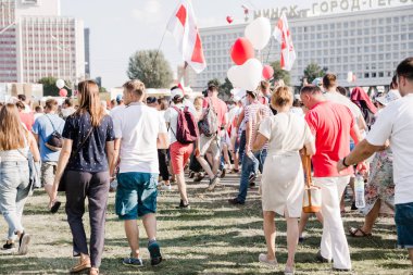 Minsk Belarus - Ağustos 2020: Beyaz Rusya 'da barışçıl protestolar. Belarus 2020 'de başkanlık seçimleri. Cumhurbaşkanı adayı Svetlana Tikhanovskaya 'nın destekçileri Minsk' te düzenlenen mitingde. Kalabalıkta zafer işareti gösteren bir adam. Yatay fotoğraf