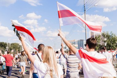Minsk, Belarus - 16 Ağustos 2020: Modern Belarus tarihindeki en büyük barışçıl protesto gösterileri. 200 binden fazla insan, yeni adil seçimler ve Lukashenko 'nun istifası için bir araya geldi. Yatay fotoğraf