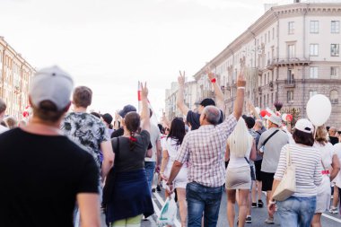 Minsk Belarus - Ağustos 2020: Beyaz Rusya 'da barışçıl protestolar. Belarus 2020 'de başkanlık seçimleri. Cumhurbaşkanı adayı Svetlana Tikhanovskaya 'nın destekçileri Minsk' te düzenlenen mitingde. Kalabalıkta zafer işareti gösteren bir adam. Yatay fotoğraf