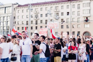 Minsk, Belarus - 16 Ağustos 2020: Modern Belarus tarihindeki en büyük barışçıl protesto gösterileri. 200 binden fazla insan, yeni adil seçimler ve Lukashenko 'nun istifası için bir araya geldi. Yatay fotoğraf